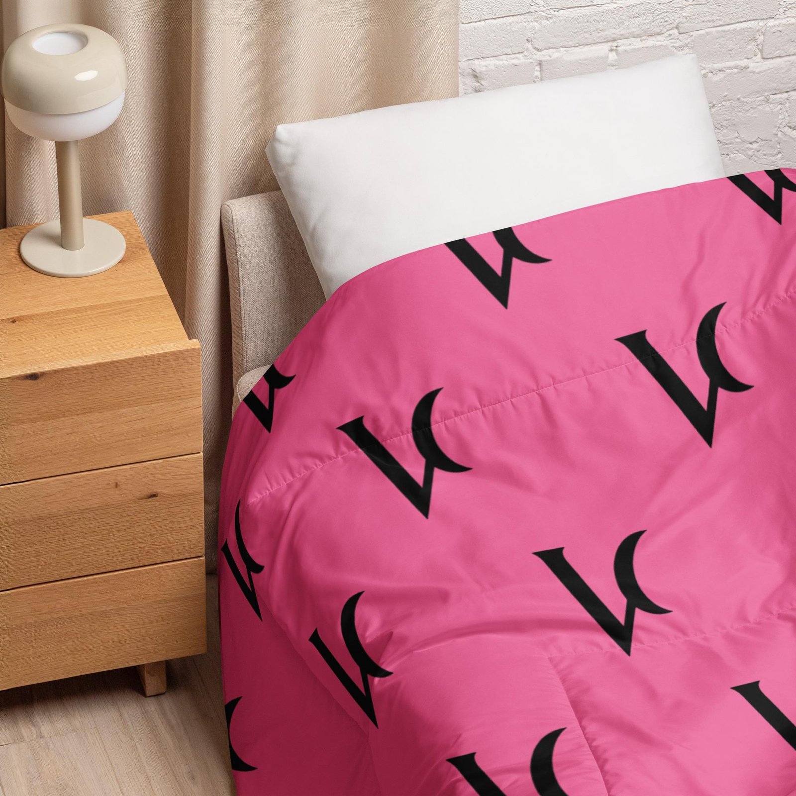 Varéluna: The VARÉ Crest™ – Comforter – Pink & Black - Image 2