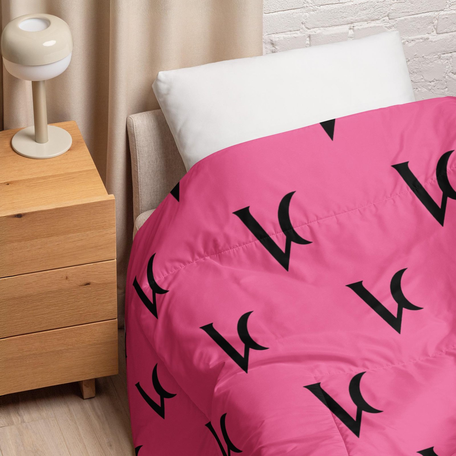Varéluna: The VARÉ Crest™ – Comforter – Pink & Black