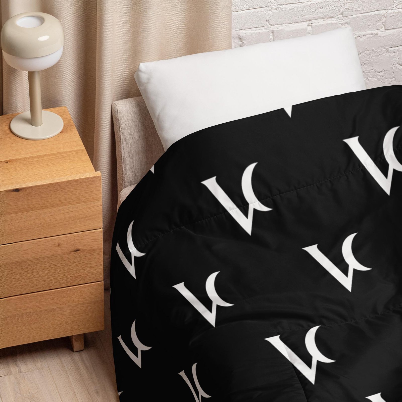Varéluna: The VARÉ Crest™ – Comforter – Black & White